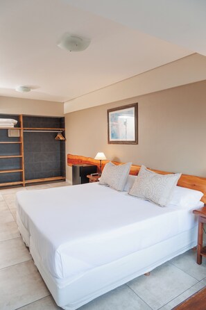 Double Room, Lake View | In-room safe, free WiFi, bed sheets - Patagonia Hotel (San Carlos de Bariloche)