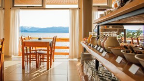A breakfast buffet with a view of a lake and mountains. - Patagonia Hotel (San Carlos de Bariloche)