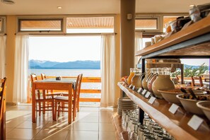 Melayani sarapan dan makan malam 