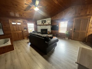 TV, fireplace - Winter Special in quiet woods (Sevierville)
