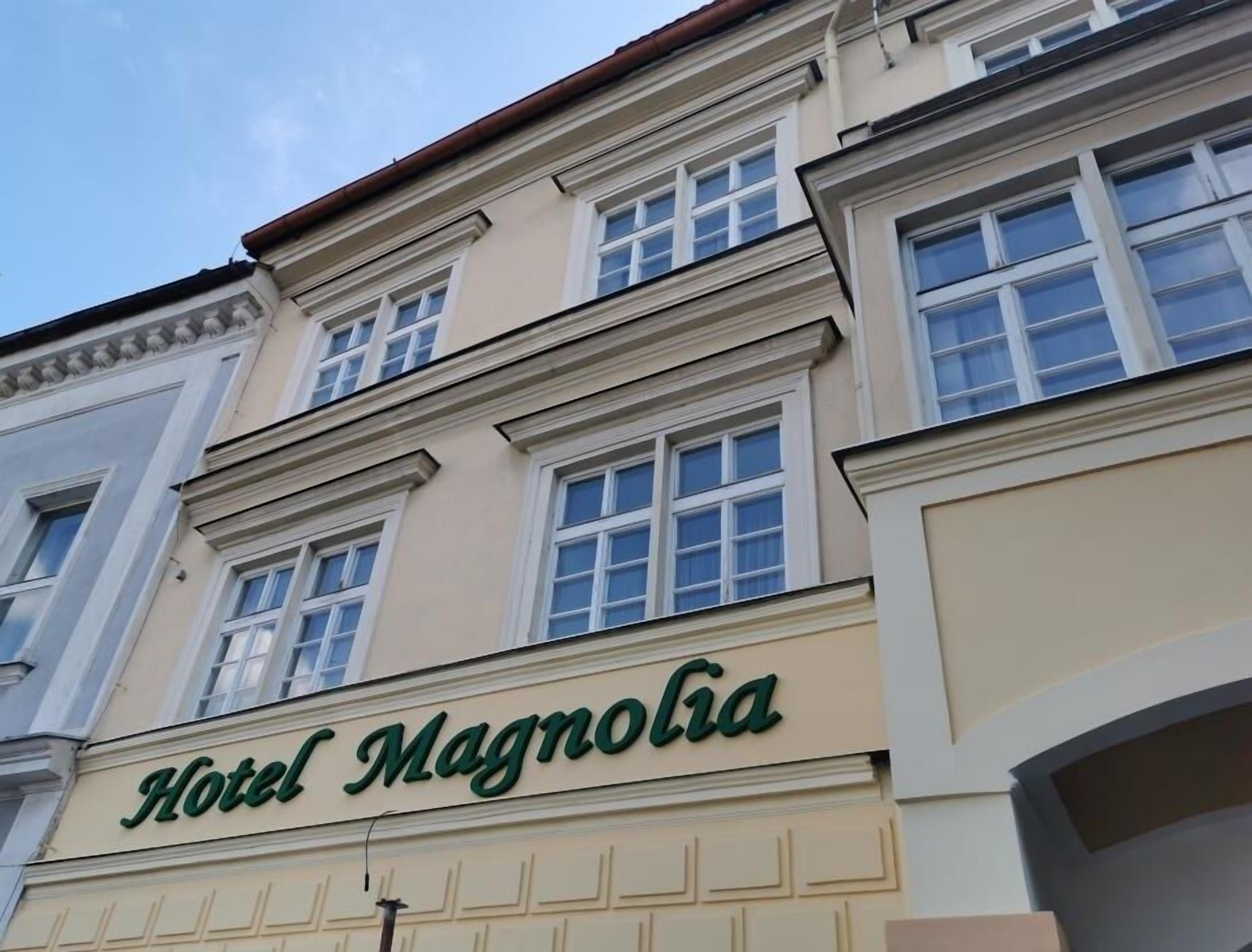Um edifício com uma placa que diz 'Hotel Magnolia'.