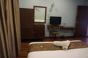 Standard Room | Blackout curtains - Queens Hotel (Chum Phae)