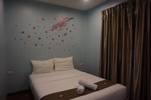 Standard Room | Blackout drapes - Queens Hotel (Chum Phae)