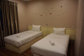 Standard Room | Blackout drapes - Queens Hotel (Chum Phae)