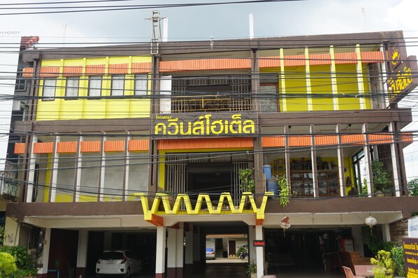 Front of property - Queens Hotel (Chum Phae)