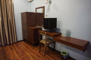 Standard Room | Room amenity - Queens Hotel (Chum Phae)