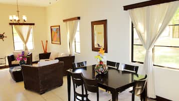 Deluxe House, Multiple Bedrooms, Non Smoking, Pool View | Makan dalam bilik