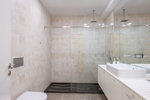 Design Double Room, Shared Bathroom | Bathroom | Shower, rainfall showerhead, hair dryer, towels - Hola Lisbon Suites (Lisbon)