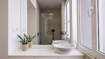 Quarto casal luxo, banheiro privativo | Banheiro | Chuveiro, chuveiro com efeito de chuva, secador de cabelo