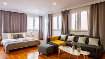Decoración personalizada, muebles diferentes y cortinas blackout
