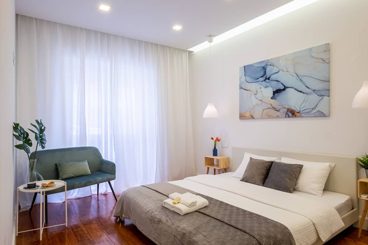 Deluxe Room, Private Bathroom | Individually decorated, individually furnished, blackout curtains