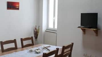 Attico Basic, edificio separato | Cucina privata | Frigorifero, carta assorbente