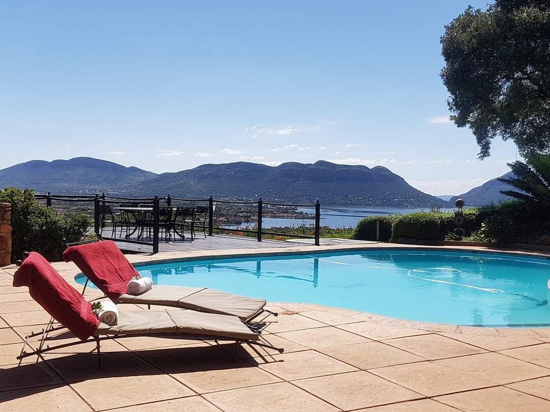 2 kolam renang outdoor, dengan payung kolam renang dan kursi berjemur