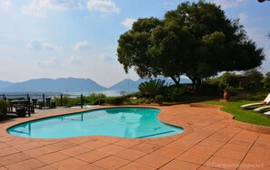 2 piscines extérieures, parasols de plage, chaises longues