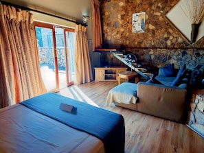 Suite, Mountain View | Minibar, individually decorated, bed sheets - La Montagne Guest Lodge (Hartbeespoort)