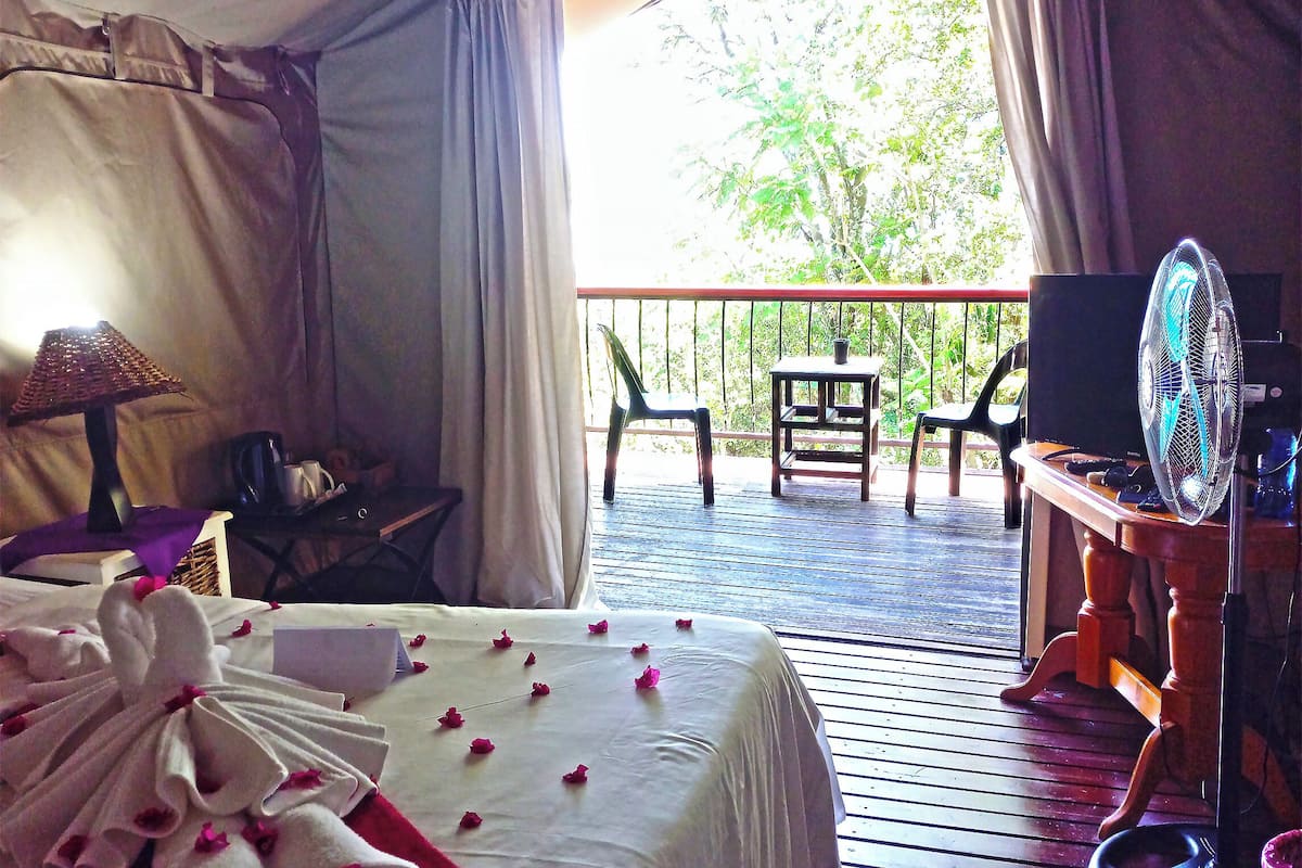 Luxe tent, 1 queensize bed | Een minibar, individueel gedecoreerd, beddengoed