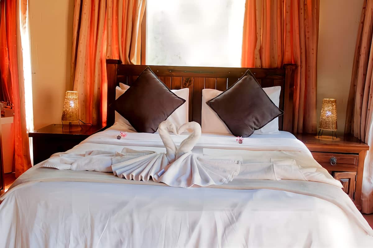 Minibar, individually decorated, bed sheets