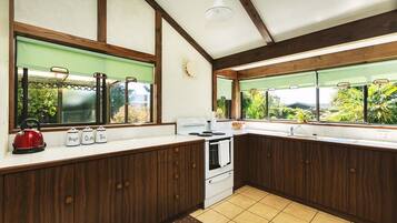 House, 3 Bedrooms | Private kitchen | Full-size fridge, microwave, oven, stovetop