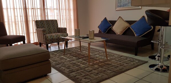 APARTAMENTO 3 | Living room | Flat-screen TV - APARTAMENTOS VILLAS COLONIALES (Tegucigalpa)