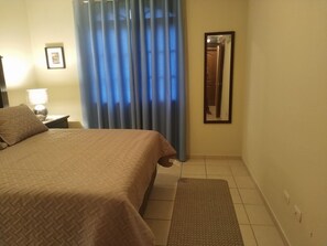 APARTAMENTO 2 | 각각 다른 스타일의 인테리어, 각각 다르게 가구 비치, 책상, 노트북 작업 공간