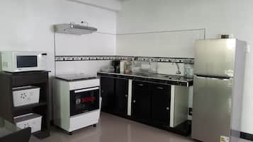 Refrigerador con congelador, microondas, horno y parrilla de estufa