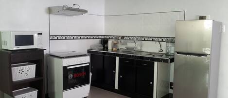 Grand réfrigérateur, micro-ondes, four, plaque de cuisson