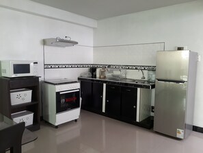 Großer Kühlschrank, Mikrowelle, Ofen, Herdplatte