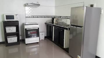 Full-sized fridge, microwave, oven, stovetop