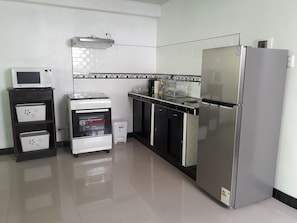 Full-sized fridge, microwave, oven, stovetop
