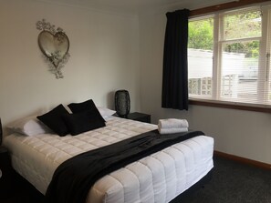 Family House, 3 Bedrooms, Garden View, Garden Area | Premium bedding, individually decorated, iron/ironing board, bed sheets - 3 & 4 Bedroom Houses in Seaview Crescent (Picton)