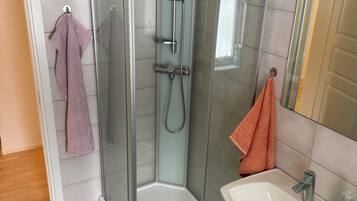 Family Apartment, 3 Bedrooms | Bathroom | Shower, slippers, towels