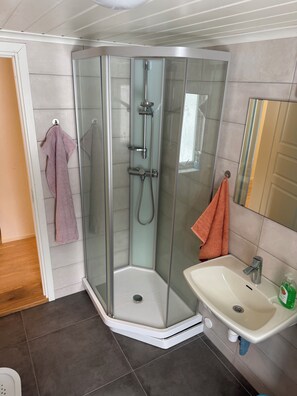 Family Apartment, 3 Bedrooms | Bathroom | Shower, slippers, towels - Sirdal (Sirdal)