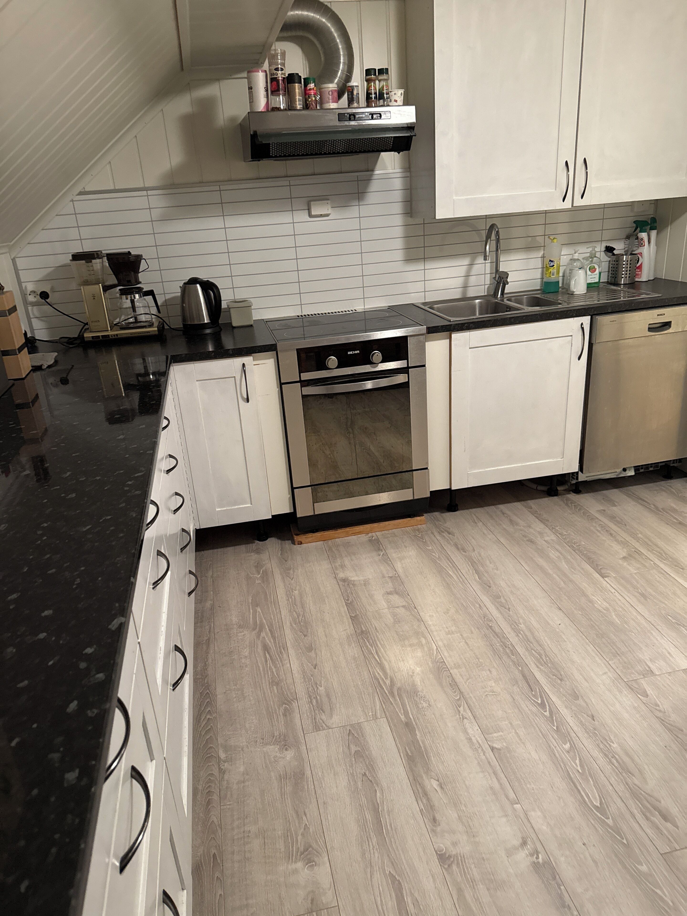 Køleskab/fryser i fuld størrelse, mikrobølgeovn, ovn, kogeplade