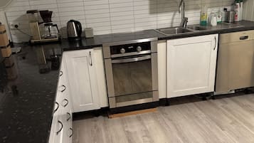 Køleskab/fryser i fuld størrelse, mikrobølgeovn, ovn, kogeplade