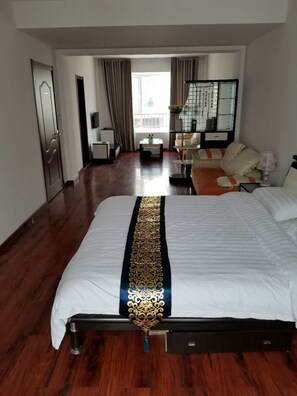 Dúplex Confort, 6 habitaciones | Baño | Regadera, regadera con hidromasaje, amenidades de baño gratuitas