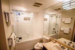 Douche à « effet pluie », sèche-cheveux, serviettes fournies