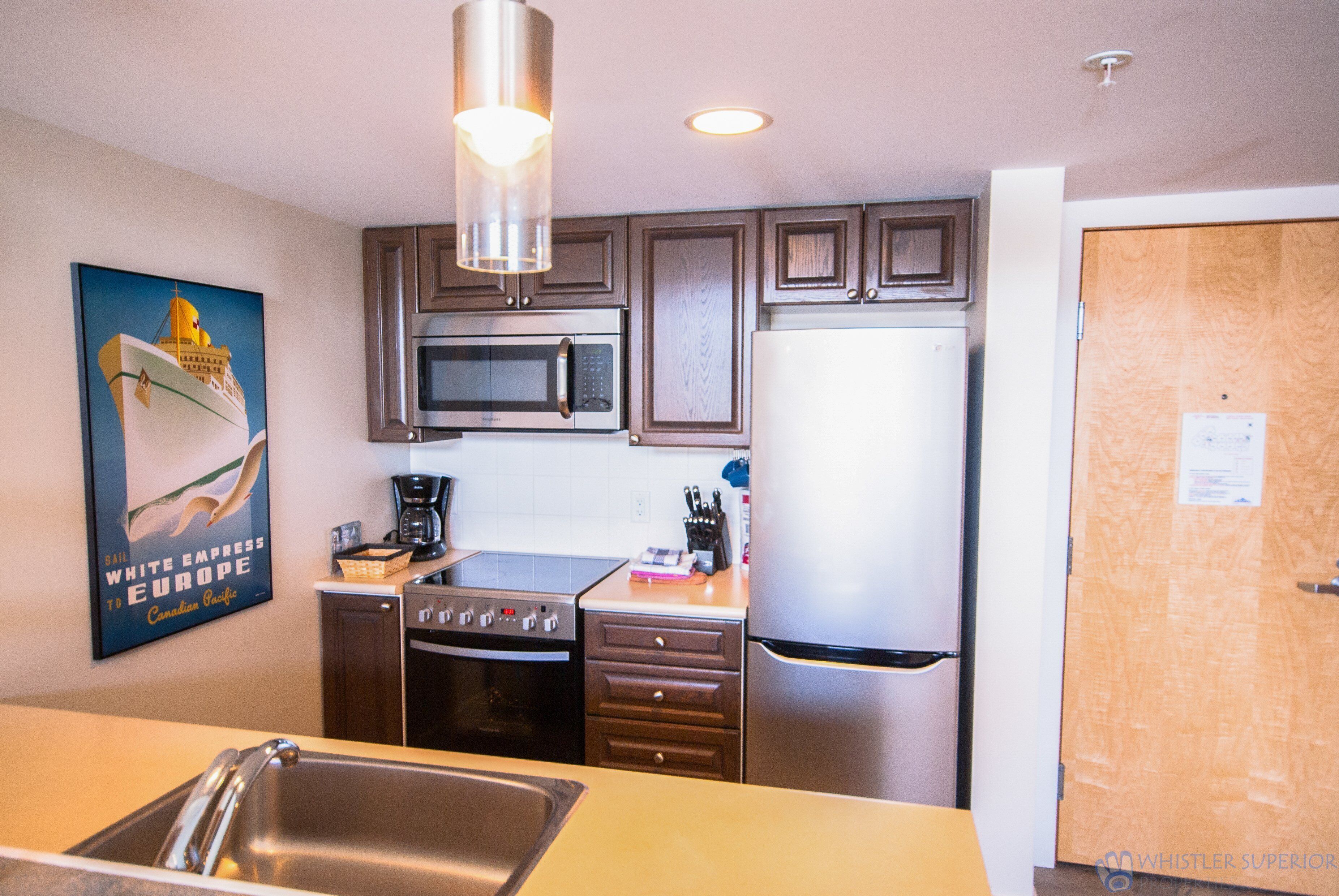 Een koelkast, een microgolfoven, een oven, een kookplaat