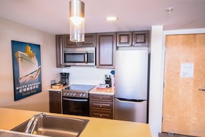 Refrigerador, microondas, horno y parrilla de estufa