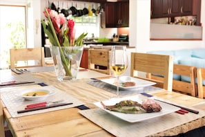 Réfrigérateur, four à micro-ondes, un four, surface de cuisson