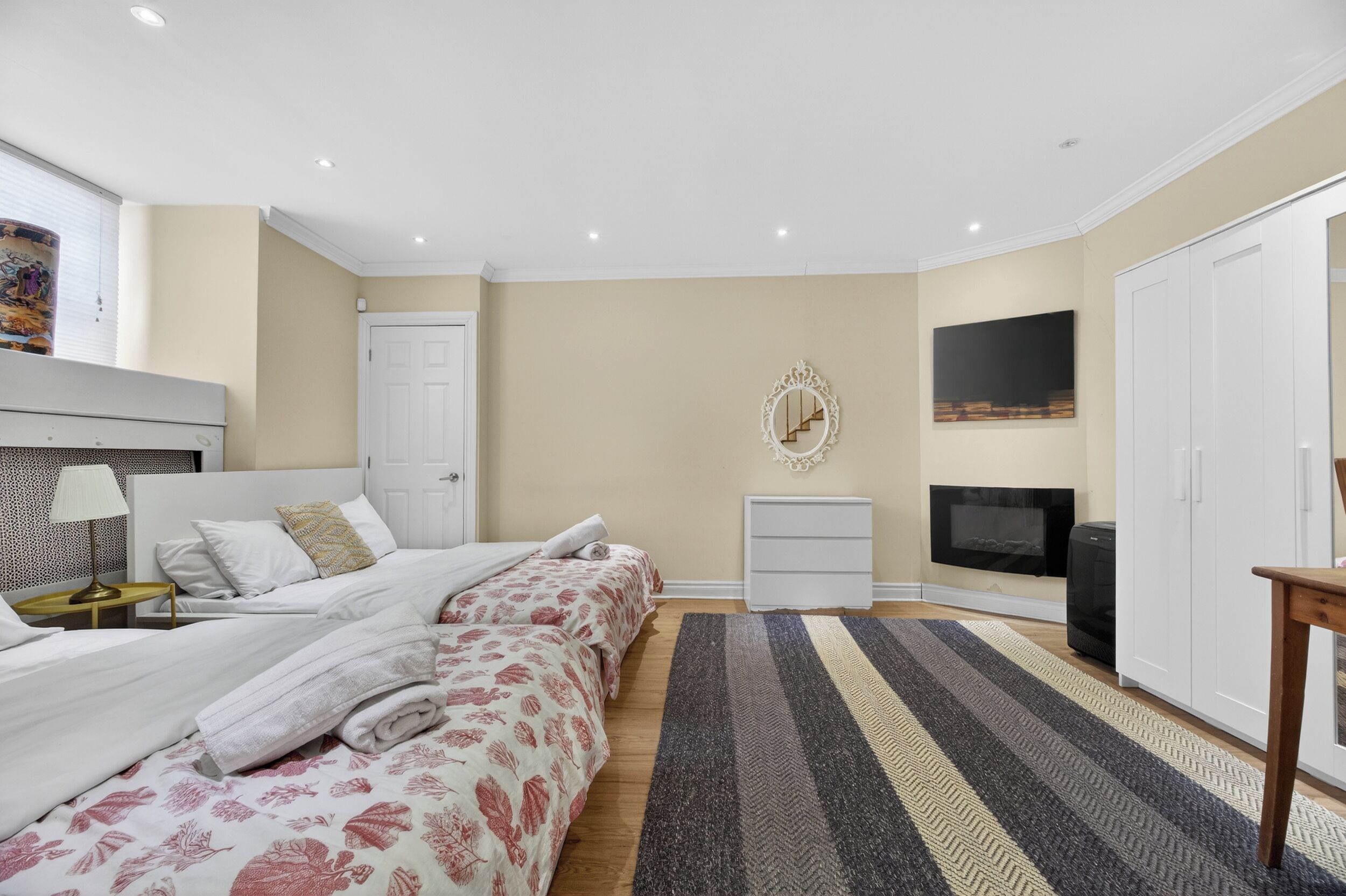 6 bedrooms, desk, iron/ironing board, travel cot