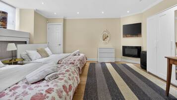 6 bedrooms, desk, iron/ironing board, travel cot
