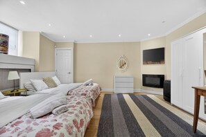 6 chambres, bureau, fer et planche à repasser, lit de bébé portatif