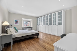 6 bedrooms, desk, iron/ironing board, travel crib