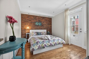 6 bedrooms, desk, iron/ironing board, travel cot