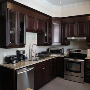 Réfrigérateur, micro-ondes, plaque de cuisson, lave-vaisselle