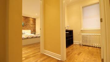 6 bedrooms, desk, iron/ironing board, travel crib