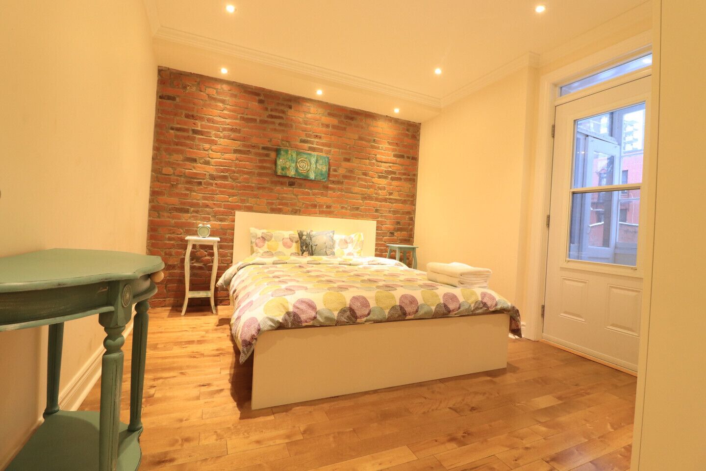 6 bedrooms, desk, iron/ironing board, travel crib