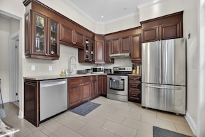 Fridge, microwave, stovetop, dishwasher