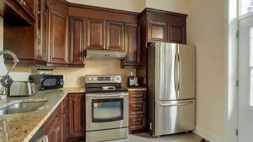 Fridge, microwave, stovetop, dishwasher