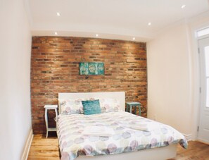 6 bedrooms, desk, iron/ironing board, travel cot